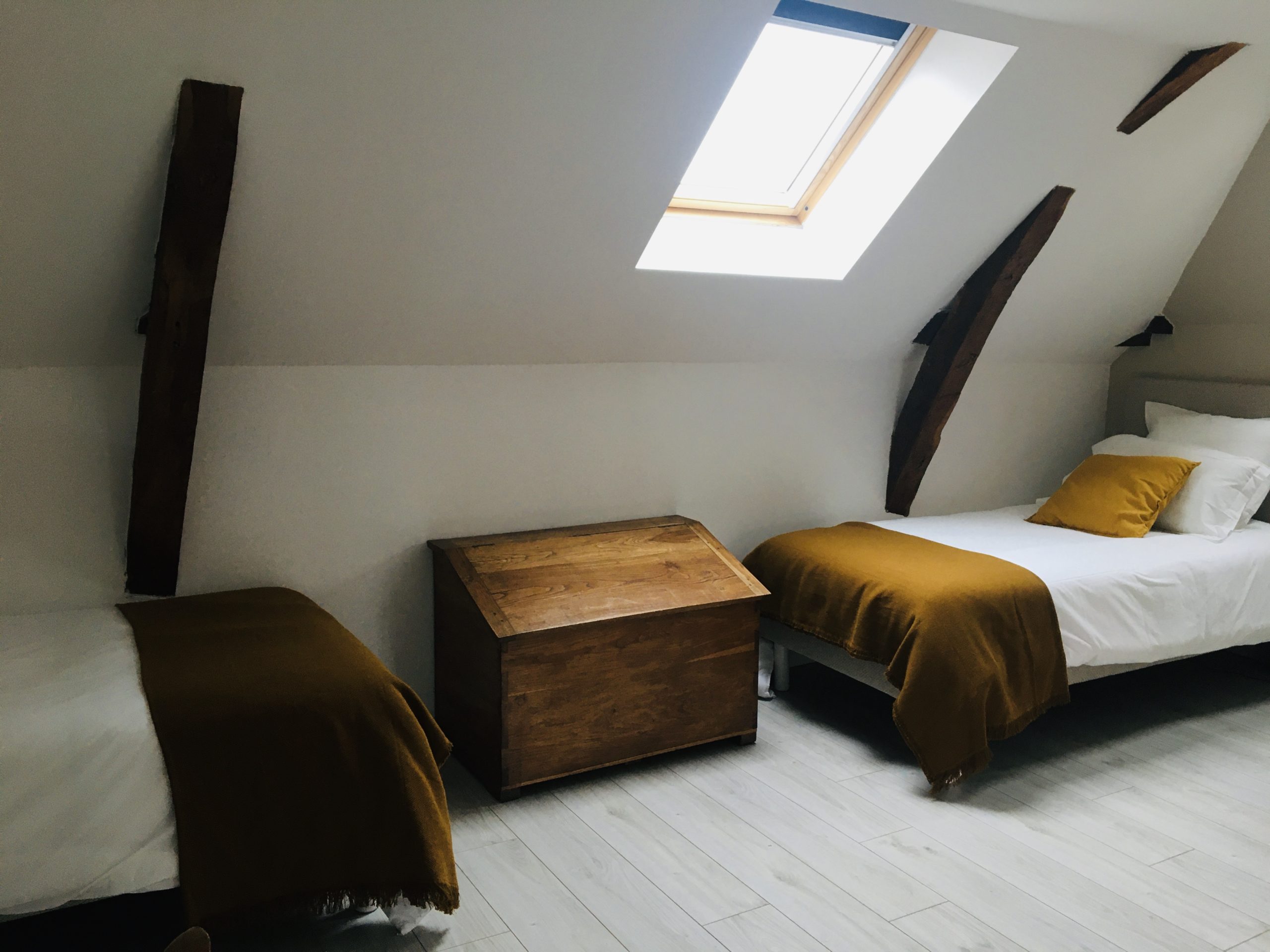 chambre 2 lits simples couverture jaune